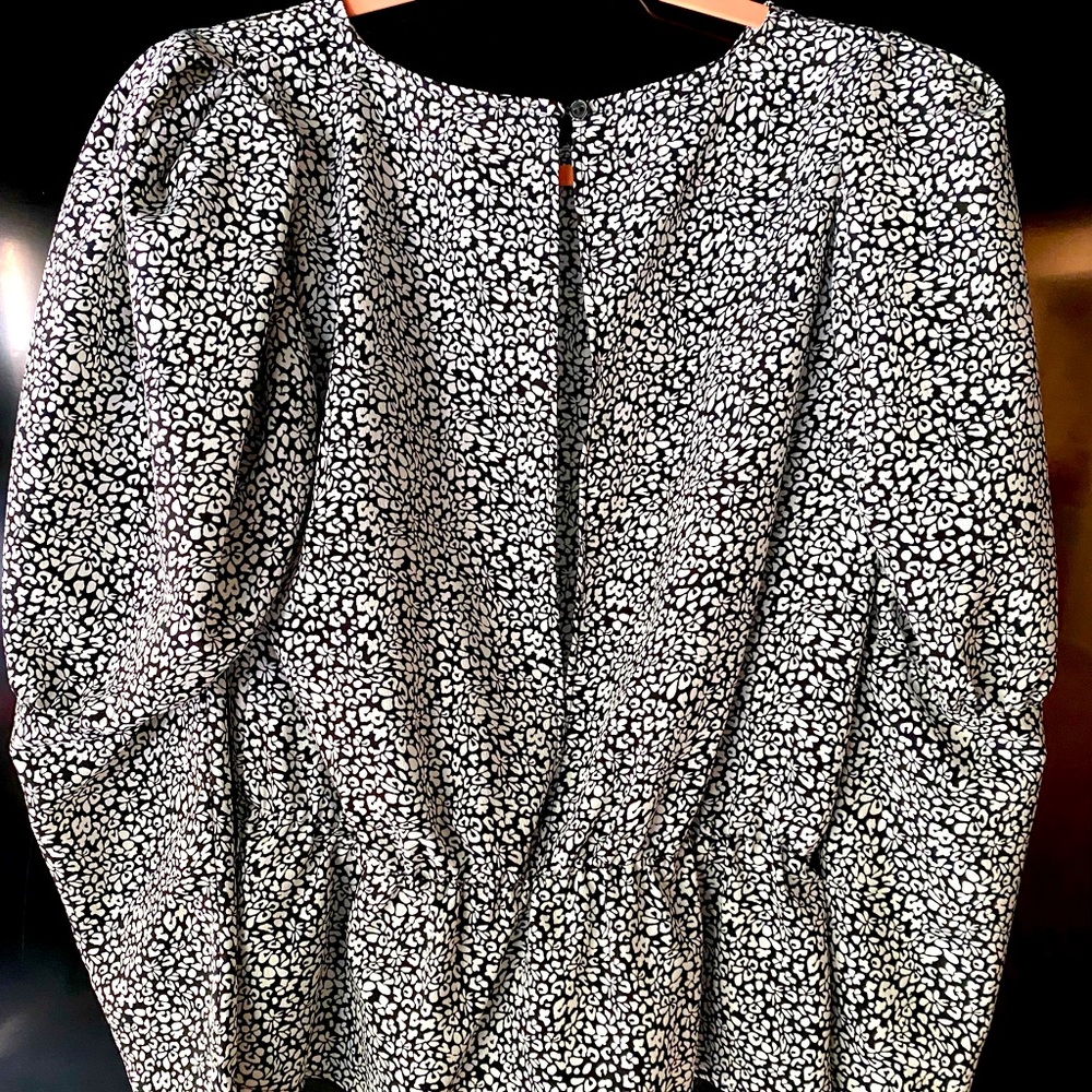 Blouse!Sleeves have slight puffing@shoulder &gathers @elbow for flattering fit!